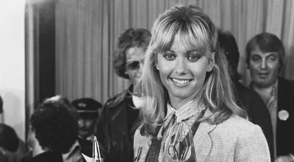 Olivia Newton-John arrives at Schiphol in 1974.