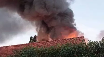 A fire rages on Willemstraat in Velp, leaving several people injured. 8 Aug. 2022