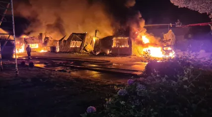 Fire destroys a pet store on IJweg in Nieuw-Vennep, 6 September 2022