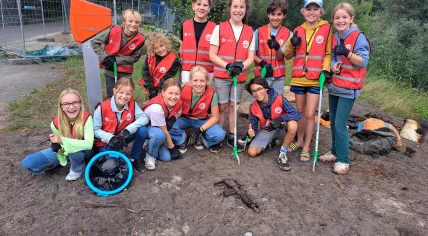 Primary school children found an Uzi on Monnikendammerweg in Amsterdam during neighborhood cleanup day, 14 September 2022
