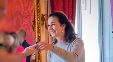 Amsterdam Mayor Femke Halsema gives the Amsterdam Pin to the DSI officer who stopped the hostage situation at the Apple Store in Leidseplein. 23 Sept. 2022