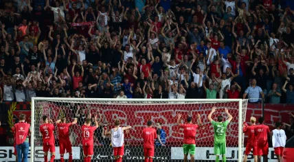 ENSCHEDE - FC Twente celebrate the victory during the dutch eredivisie match between FC Twente and PSV in Stadium De Grolsch Veste on 3 september 2022 in Enschede, Netherlands.
