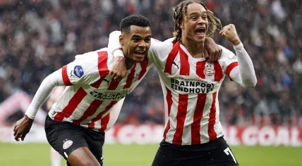 EINDHOVEN - (l-r) Cody Gakpo of PSV Eindhoven, Xavi Simons of PSV Eindhoven celebrate the 2-1 during the Netherlands eredivisie match between PSV Eindhoven and Feyenoord Rotterdam in the Phillips stadium on 18 september 2022 in Eindhoven, Netherlands.