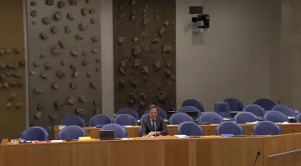 Prime Minister Mark Rutte sat alone representing the Cabinet after FvD leader Thierry Baudet’s attack against Finance Minister Sigrid Kaag. 21 Sept. 2022