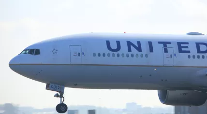 A United Airlines Boeing 777-200 departs from the Polderbaan at Schiphol Airport. 2 April 2017