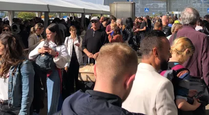 A shortage of security guards again caused long lines of travelers outside Schiphol's departure halls 1 and 3, 12 September 2022