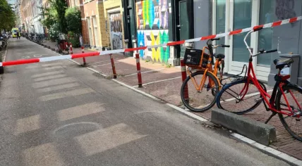 Police cordoned off the scene of a stabbing on Govert Flinckstraat in Amsterdam, 8 September 2022