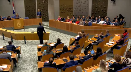 PVV leader Geert Wilders at the podium, D66 leader Jan Paternotte at the interruption mic during the parliamentary debate on the 2023 budget with the Cabinet looking on, 21 September 2022