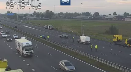 Workers remove cars involved in a six-vehicle crash on the A9 near Schiphol Airport. 4 Oct. 2022