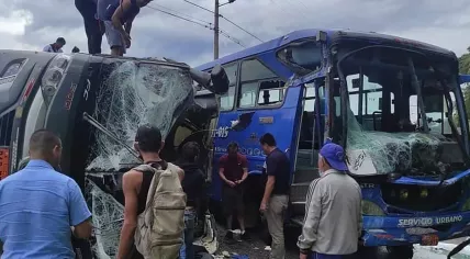 Two Dutch people were killed, 13 people were hurt in an accident involving two passenger buses covering the Tena-Baeza route in the Napo province near Archidona, Ecuador, on October 2, 2022.