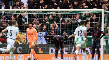 PSV Eindhoven goalkeeper Walter Benitez, Ibrahim Sangare of PSV Eindhoven, Jordan Teze of PSV Eindhoven disappointed after the 4-2 during the Netherlands eredivisie match between FC Groningen and PSV in the Euroborg stadium on 23 october 2022 in Groningen, Netherlands.