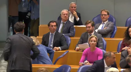 Thierry Baudet reacts as his FvD party and the PVV walk out of a Tweede Kamer vote to suspend Baudet for not following transparency rules. 18 October 2022