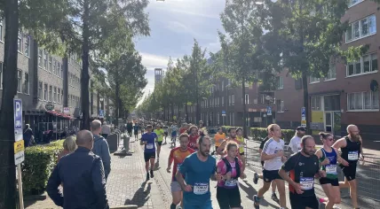 Runners on the Mollukenstraat in Amsterdam Oost around the 34 kilometer mark on Oct. 16, 2022.