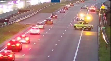 An accident on the A27 near Eemnes closed two of three northbound lanes during a busy evening rush hour. 3 November 2022