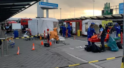Emergency services at Schiphol investigating a traveler's claim to have dangerous substances on him, 29 November 2022