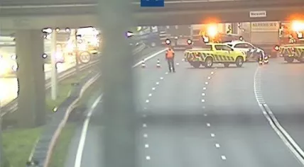 Rijkswaterstaat at the scene of a pile-up on the A27 involving five cars and three trucks, 28 November 2022