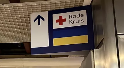 A sign at Amsterdam Central Station guiding Ukrainian refugees in the Netherlands to a Red Cross station. 27 March 2022