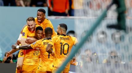 The players of the Netherlands celebrate after the 3-1 against the US during the FIFA World Cup Qatar 2022 round of 16 match between the Netherlands and the United States in the Khalifa International stadium on 3 december 2022 in AL-Rayyan, Qatar. 