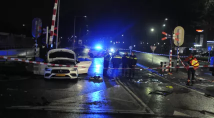 One teenager died and three family members were hurt in a car crash in Oos. Two others were hurt and taken into police custody. 26 December 2022