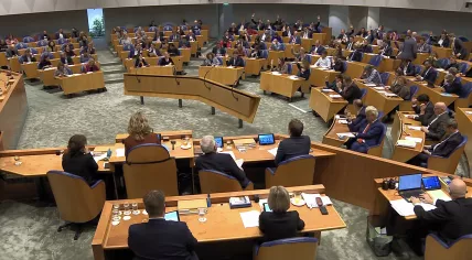 Members of Parliament vote on an amendment to the pension reform law in the Tweede Kamer. 20 December 2022