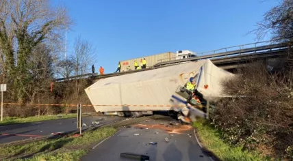 A truck crashed off a viaduct and landed on a delivery van on the A15 near Gorinchem, 30 January 2023