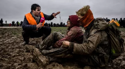 PowNed journalist talking to demonstrators in Lützerath, Germany on January 14, 2023