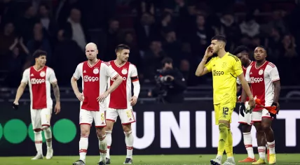 Jorge Sanchez of Ajax, Davy Klaassen of Ajax, Dusan Tadic of Ajax, Ajax goalkeeper Geronimo Rulli, Steven Bergwijn of Ajax after the Dutch eredivisie match between Ajax Amsterdam and FC Twente in the Johan Cruijff ArenA on 14 January 2023 in Amsterdam