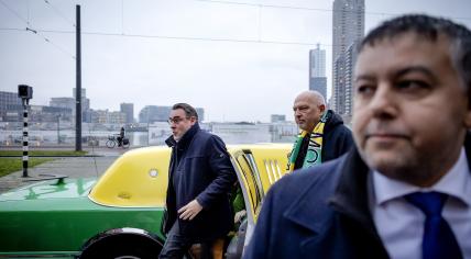 Former alderman of The Hague, Richard de Mos, exits a green and yellow limousine ahead of the first day of his corruption trial. 23 January 2023.