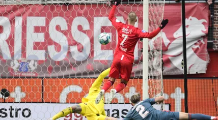 Feyenoord goalkeeper Justin Bijlow, Vaclav Cerny of FC Twente, Marcus Pedersen of Feyenoord tijdens de Nederlandse eredivisie wedstrijd tussen FC Twente en Feyenoord in Stadion De Grolsch Veste op 29 januari 2023 in Enschede, Nederland.