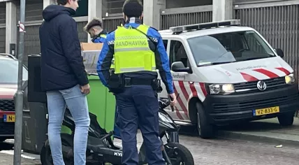 A special enforcement officer (BOA) addresses a situation on the street in Amsterdam-Oost. 31 December 2021