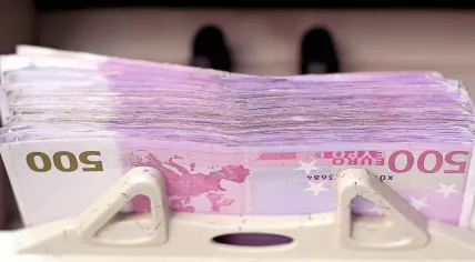 A stack of 500 euro notes in a money counter