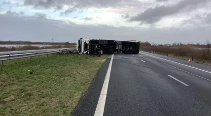 An overturned fruit truck on the A6 near Sint Nicolaasga, Friesland. 4 January 2023