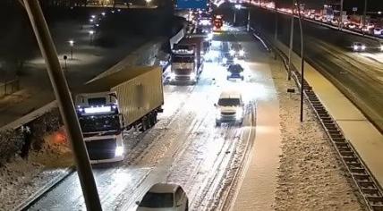 Traffic builds up on an icy N2 highway at the Leenderheide junction, 19 January 2023