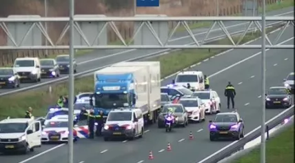 The police fired warning shots and arrested several people on the A27 near Bilthoven, 10 January 2023