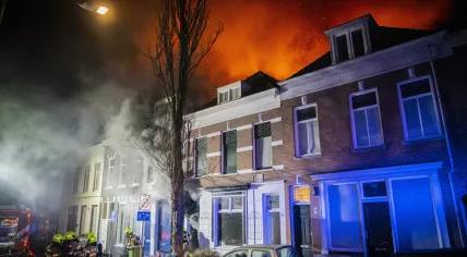 Firefighters fighting a large fire on De Wiltstraat in Arnhem, 31 January 2023
