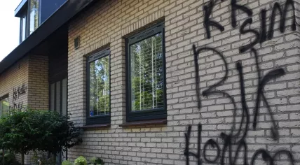 Homophobic texts spraypainted on Leefbaar Rotterdam alderman Robert Simons' home, August 2022