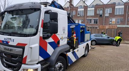 Police tow away gray Skoda Octavia found on Kuinder in Rotterdam in search for suspect in a fatal shooting at Walburg mall in Zwijndrecht, 24 January 2023