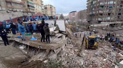 Emergency teams and search & rescue crews at the site of a collapsed building in Diyarbakır, Turkey. 6 February 2023
