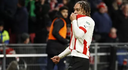 Xavi Simons of PSV Eindhoven celebrates the 3-1 during the Dutch eredivisie match between PSV Eindhoven and FC Twente in the Phillips stadium on 26 february 2023 in Eindhoven, Netherlands