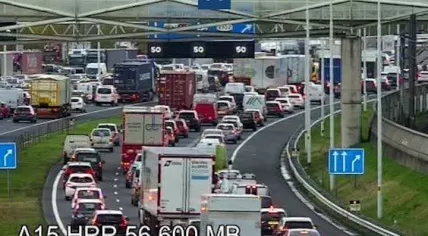 A traffic jam on the A15 near Rotterdam after several incidents prompted authorities to ask people to avoid the Rijnmond area. 16 November 2022