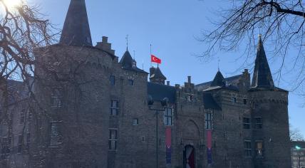 The Turkish flag flew at half-staff above the Helmond Castle in honor of the earthquake victims in Turkey and Syria. 8 February 2023