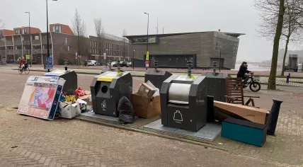 Trash piles up in Amsterdam during a municipal workers' strike, 22 February 2023