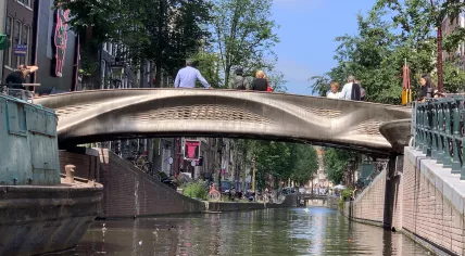 The 3D printed temporary Stoof bridge over the Oudezijds Achterburgwal, July 2021