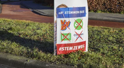 An advertisement using the colors of an upside-down Dutch flag calling on voters to abandon the coalition parties in the 2023 Provincial Council election. March 2023