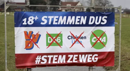 An advertisement using the colors of an upside-down Dutch flag calling on voters to abandon the coalition parties in the 2023 Provincial Council election. March 2023