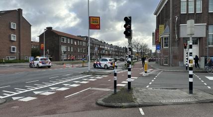 Emergency services at the scene of a fatal accident with a city bus on Vleutenseweg in Utrecht. A 7-year-old girl was killed, 24 March 2023.