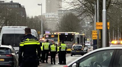 Emergency services at the scene of a fatal accident with a city bus on Vleutenseweg in Utrecht. A 7-year-old girl was killed, 24 March 2023.