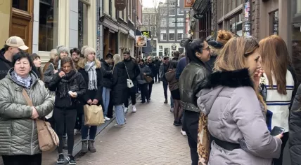 Queue in front of Van Stapele Koekmakerij, on Heisteeg, Amsterdam