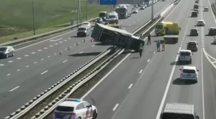 A heavy gust of wind knocked over a truck on the A9 at Rottepolderplein in Haarlemmermeer, Noord-Holland. 13 March 2023