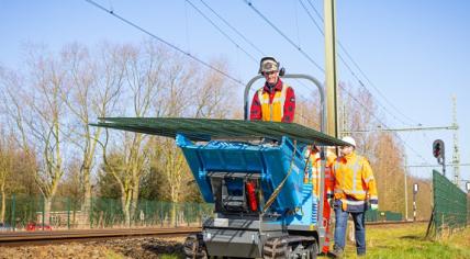 ProRail installing one-way gates near the train tracks in Esch to let badgers leave a burrow under the track, but not go back in, 23 March 2023